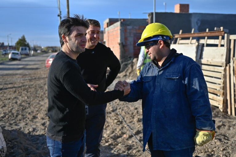 Gobernador Ignacio Torres e intendente Damián Biss durante recorrida por inicio de obra de gas en Rawson