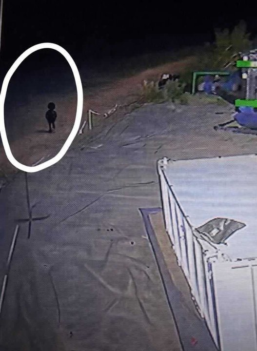 Captura del video que muestra una figura nocturna no identificada en el yacimiento Manantiales Behr, Comodoro Rivadavia
