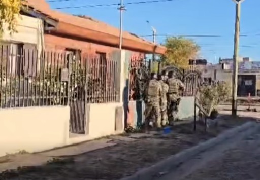 Efectivos policiales durante allanamiento en Trelew por robo agravado