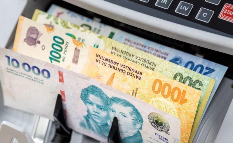 Oficina bancaria con cartel de búsqueda laboral