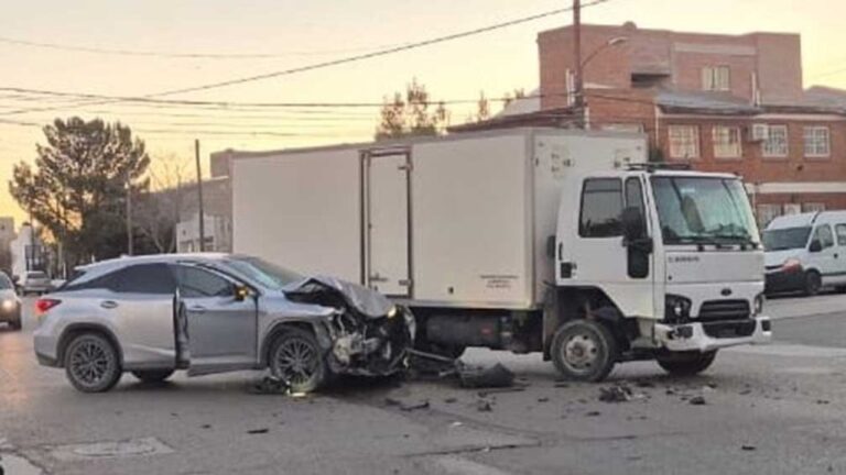 Auto con daños en la parte delantera tras choque contra camión en Puerto Madryn