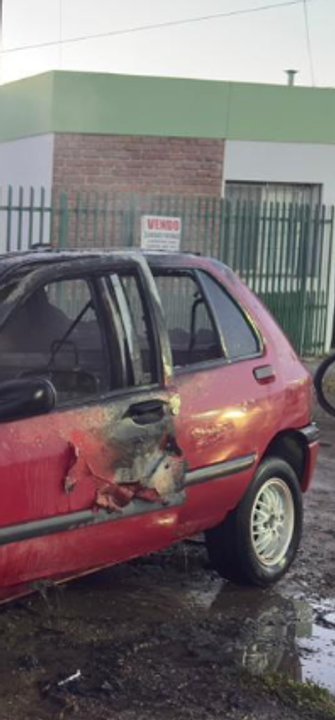 Vehículo incendiado en Trelew, Chubut