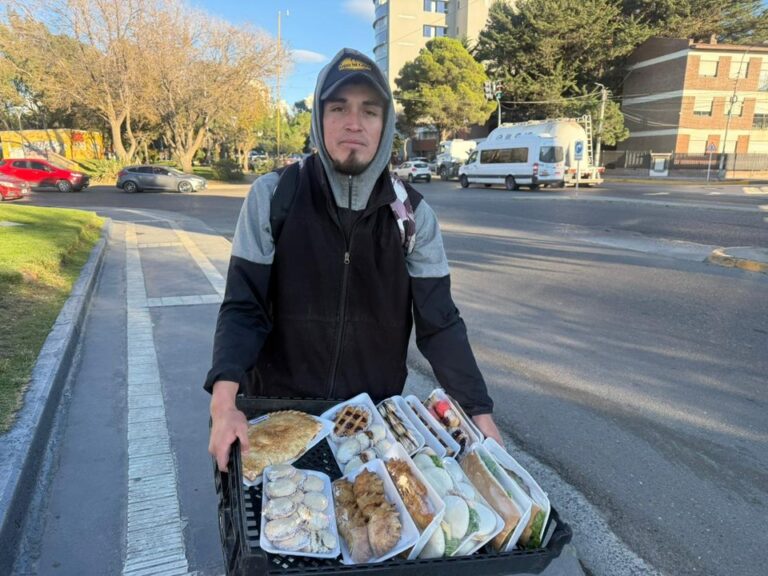 Juan Luna vendiendo bandejas dulces y saladas en la calle de Comodoro Rivadavia