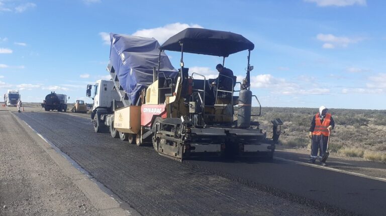 Neumáticos de camión y maquinaria vial sobre ruta en Chubut