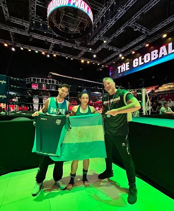 Yocelyn Balboa en combate de Muay Thai en Tailandia
