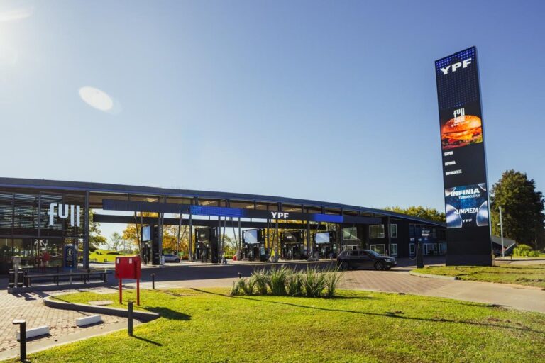 Estación de servicio YPF Black en Nordelta con servicios premium y gastronomía