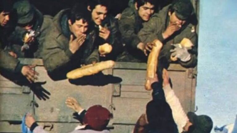 Vecinos de Puerto Madryn recibiendo a soldados que regresaban de la Guerra de Malvinas en 1982