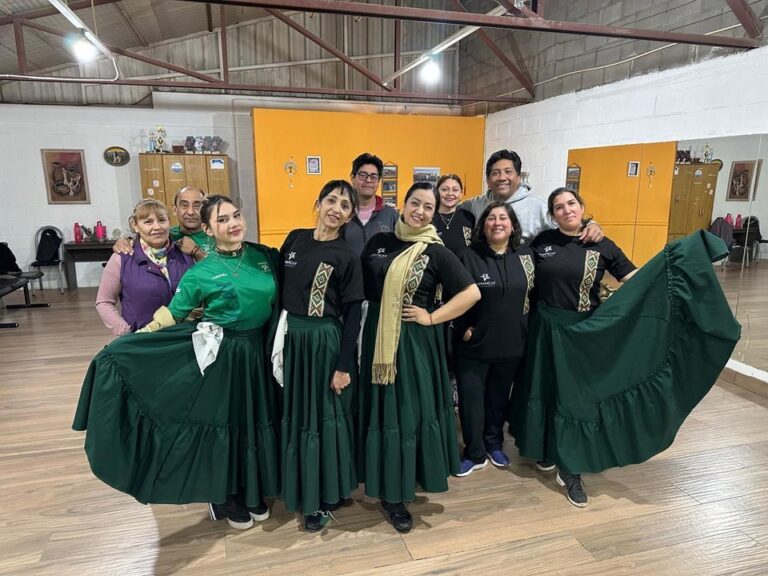 Bailarines de la Academia Amancay en presentación de danzas folklóricas