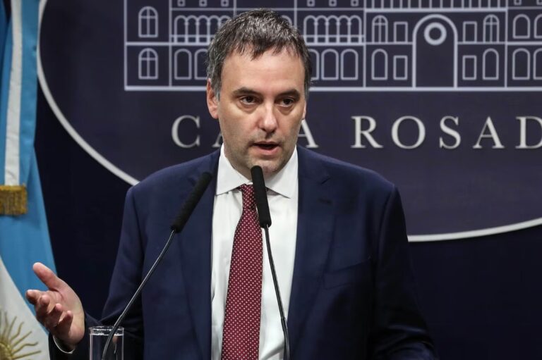 Manuel Adorni durante una conferencia de prensa