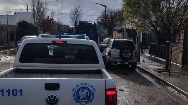 Policía del Chubut durante allanamiento en Trelew