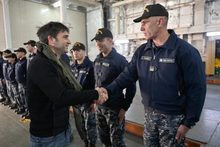 Rompehielos ARA Almirante Irízar amarrado en el Muelle Comandante Luis Piedra Buena de Puerto Madryn