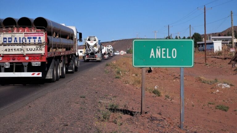 Vista de Añelo con infraestructura petrolera y viviendas corporativas