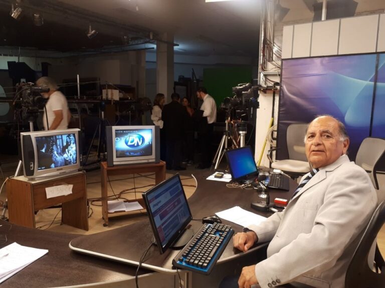 Aníbal Cococho Micardi en estudio de radio