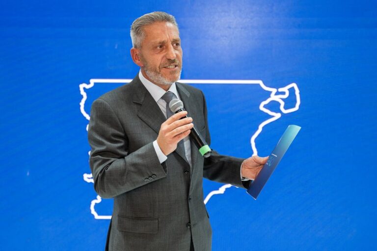 Mariano Arcioni en reunión política en Sarmiento