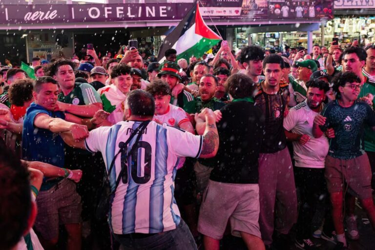 Hinchas argentinos y argelinos enfrentándose en Times Square, Nueva York