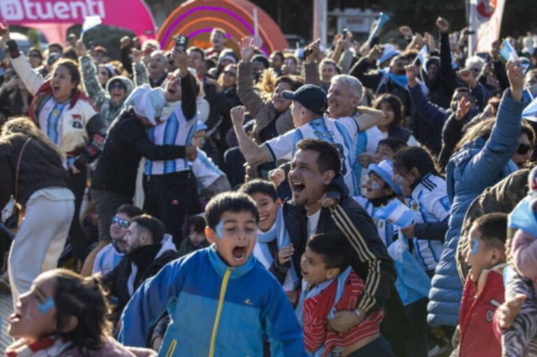 Argentinos celebrando en Austria con pantalla gigante el triunfo de la Selección