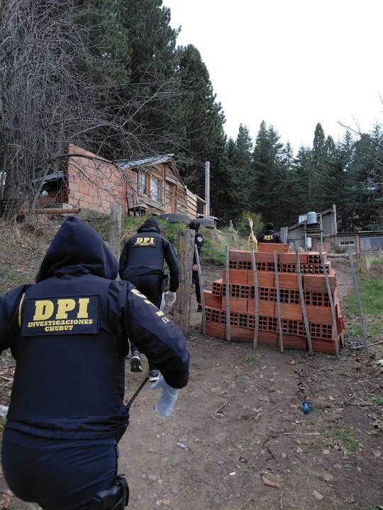 Policía de Chubut durante allanamiento en Esquel