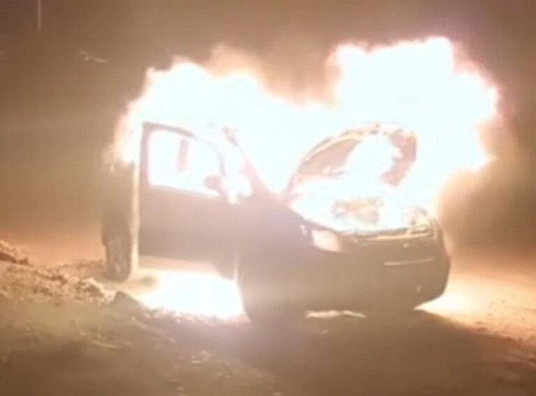 Bomberos Voluntarios extinguen incendio de automóvil en Ruta 3 Comodoro Rivadavia
