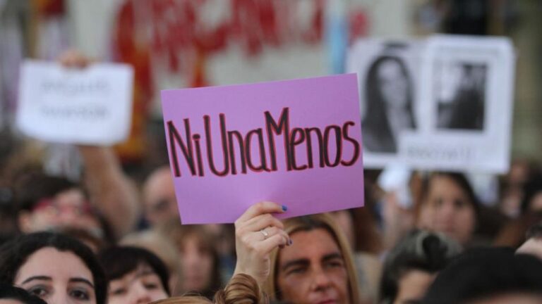 Estudiantes y docentes participan en una marcha Ni Una Menos en Córdoba