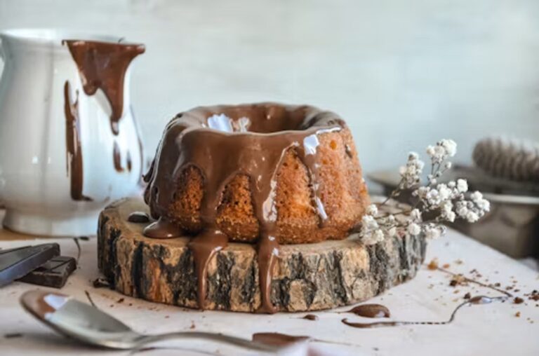 Budín de chocolate en rebanadas sobre una mesa