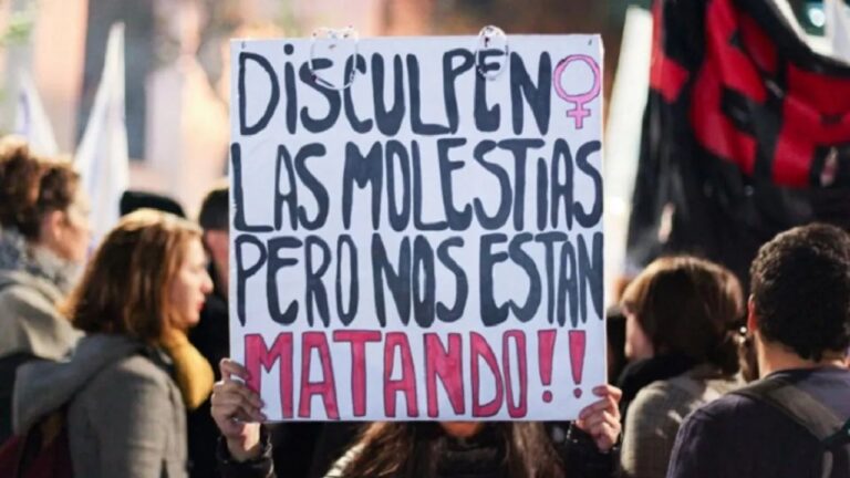 Mujeres en una marcha con carteles contra la violencia de género