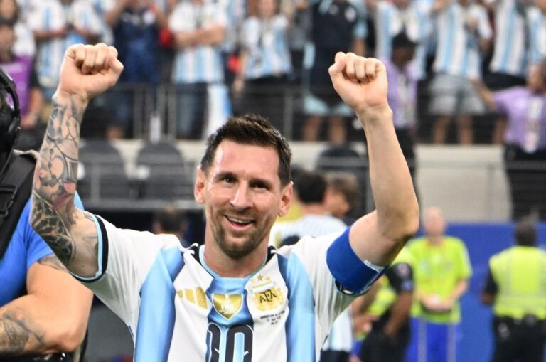Cartel de bienvenida a Lionel Messi en Puerto Madryn