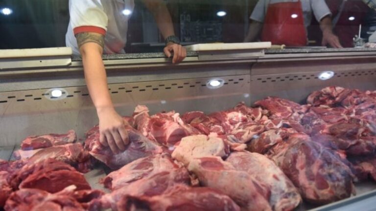 Carnicero en Chubut mostrando cortes de carne