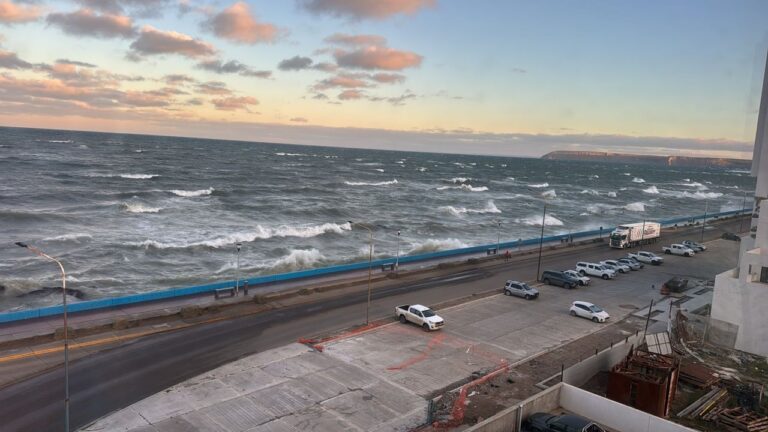 Olas impactando contra la costa de Comodoro Rivadavia durante una marejada