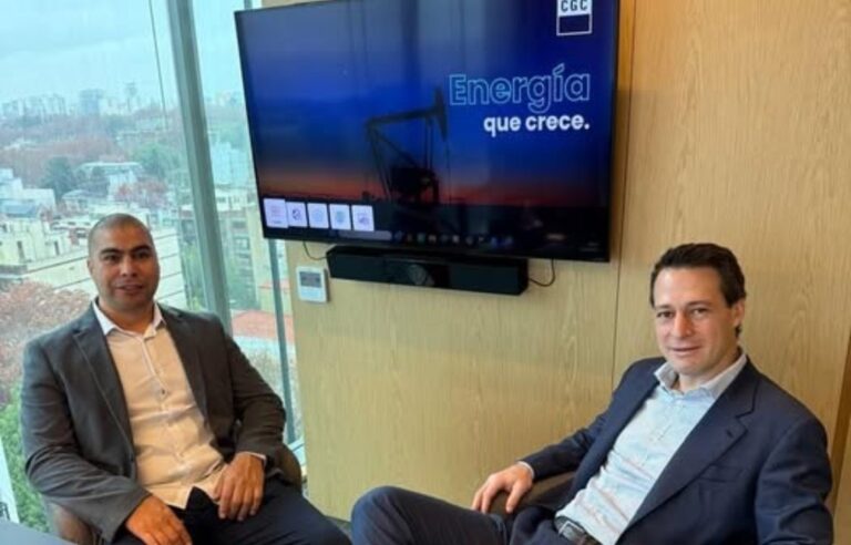 Equipo de perforación petrolera en yacimiento de Santa Cruz