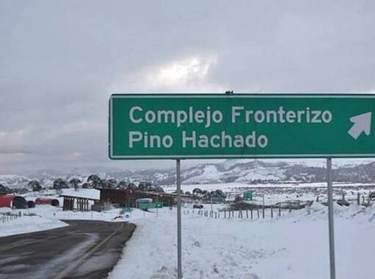 Vista del paso fronterizo Pino Hachado cubierto de nieve y hielo