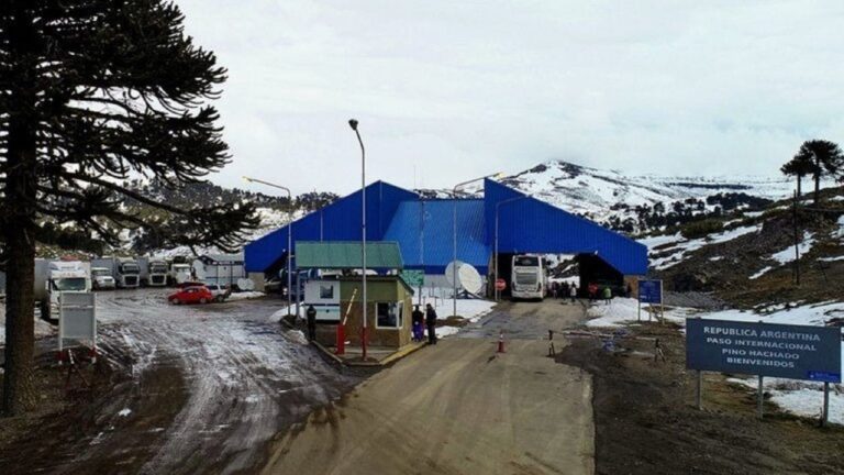 Paso internacional Pino Hachado con nieve y hielo en la calzada