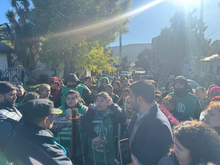 Sede de Supervisión de Escuelas en Comodoro Rivadavia con operativo policial durante manifestación de ATE
