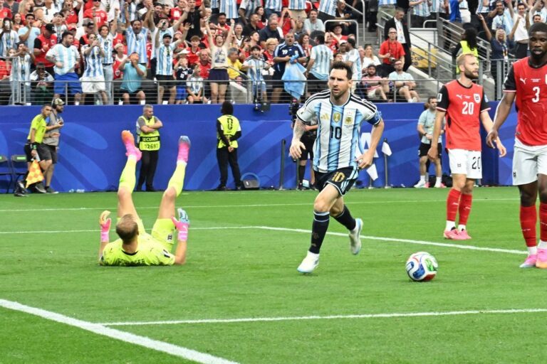 Fachada del Cine Teatro Rawson durante la transmisión de un partido de fútbol