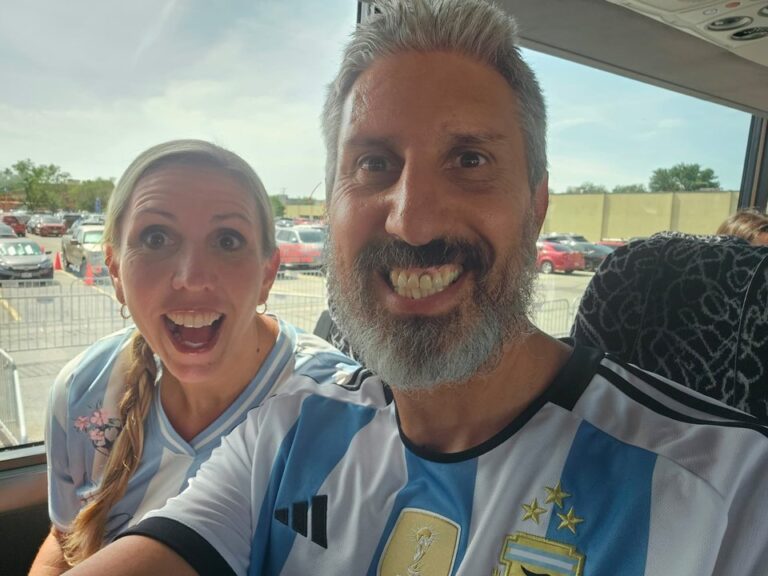 Hinchas argentinos con camisetas en Kansas City durante el Mundial