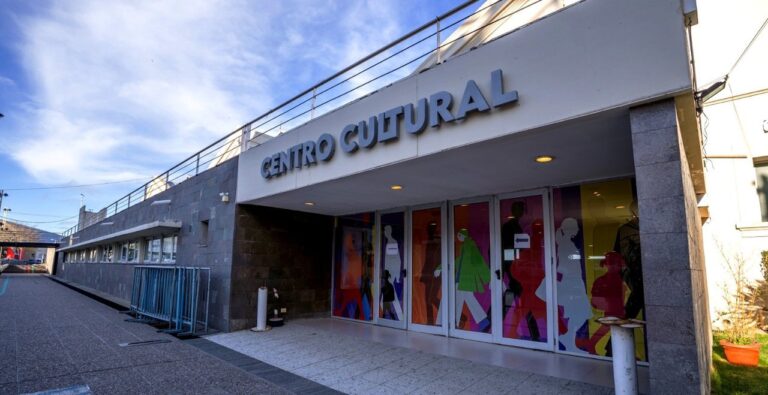 Cartel de agenda cultural de Comodoro Rivadavia con actividades artísticas