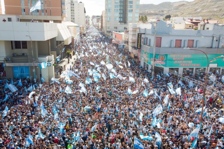 Multitud celebrando en la calle San Martín de Comodoro Rivadavia durante los festejos del título mundial de Argentina