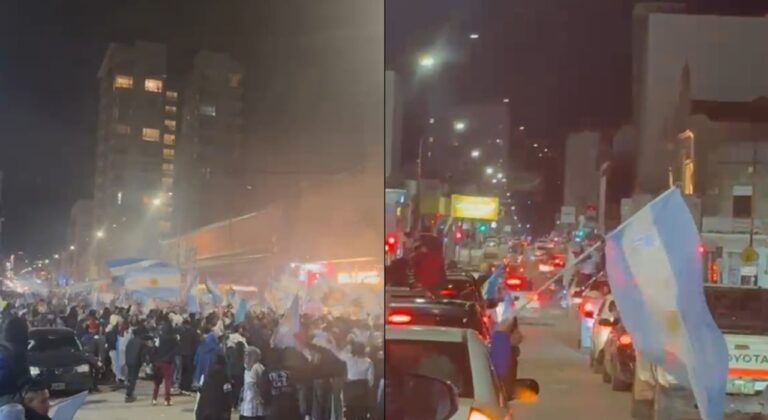 Hinchas argentinos celebrando en la calle San Martín de Comodoro Rivadavia tras el triunfo ante Jordania