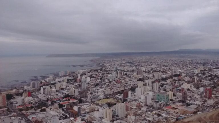 Cielo nublado sobre Comodoro Rivadavia con indicación de vientos fuertes