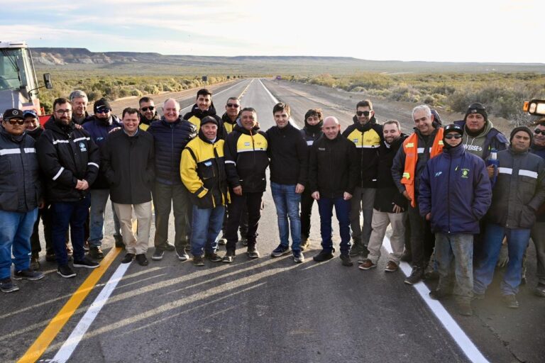 Vista del acceso pavimentado a Playa El Doradillo, en Chubut
