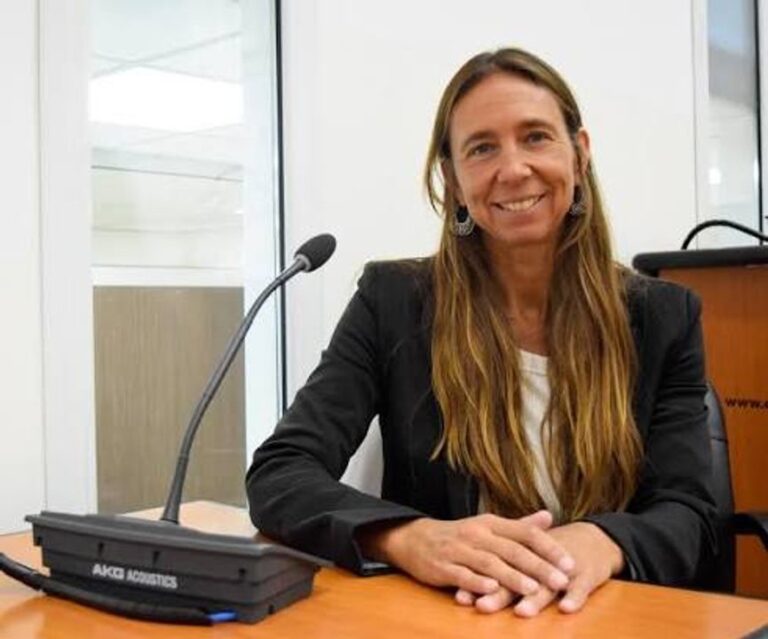 Concejal Luciana Ferreira durante sesión del Concejo Deliberante de Comodoro Rivadavia