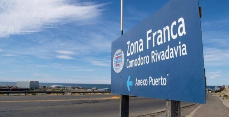 Vista aérea del puerto de Comodoro Rivadavia y zona portuaria