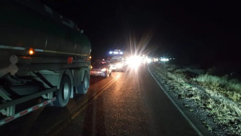 Accidente en Ruta Nacional 22, Chimpay, con un Toyota Corolla impactado contra un camión