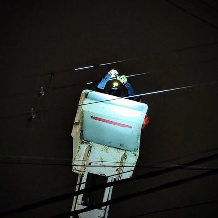 Operarios de Servicoop trabajan en la reparación de una falla eléctrica en Puerto Madryn