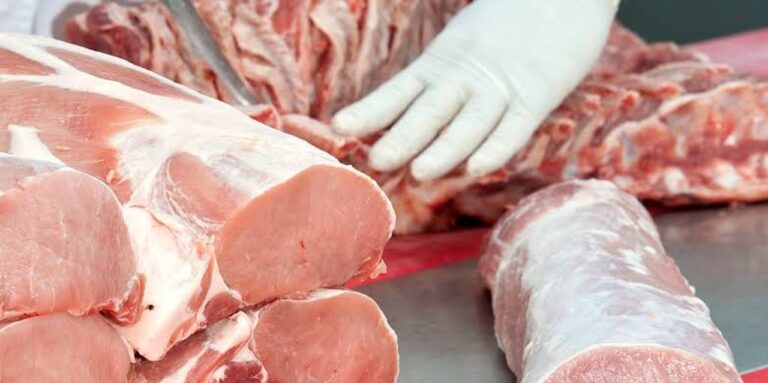 Cortes de carne de cerdo en una carnicería especializada de Chubut