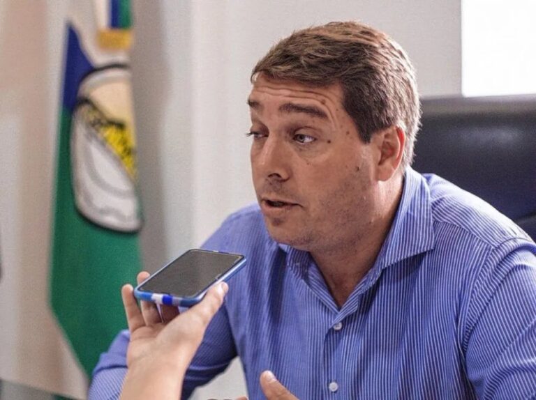 Damián Biss, intendente de Rawson, durante una entrevista