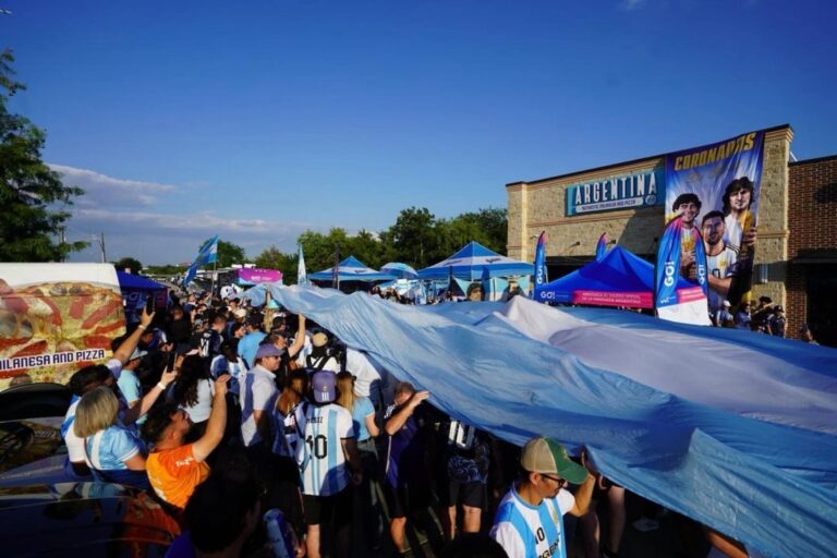 Grupo de amigos con banderas argentinas en un estadio durante el Mundial 2026