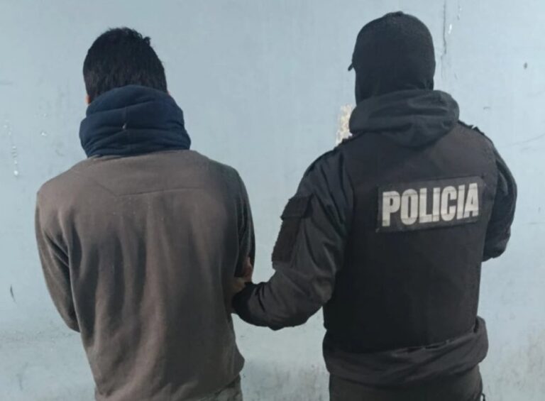 Policía en el exterior del Hospital Artémides Zatti de Viedma