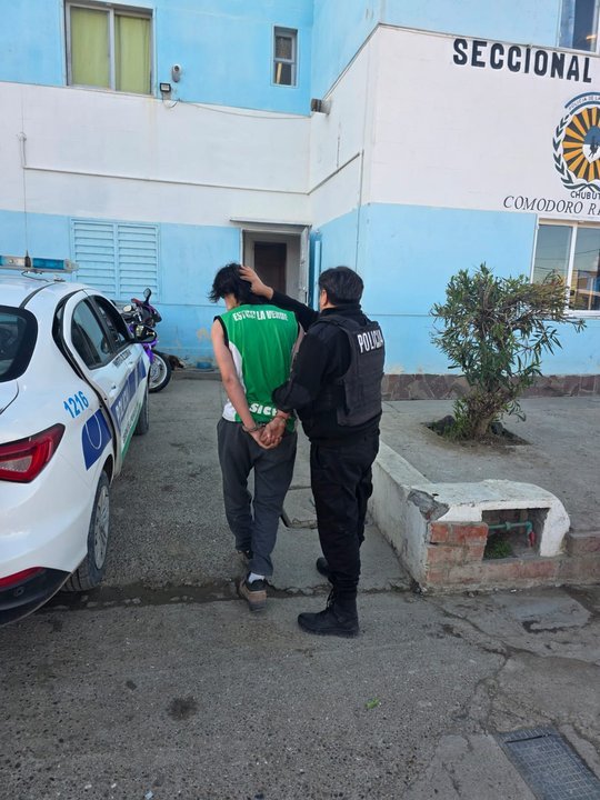 Efectivos policiales en operativo de identificación en Comodoro Rivadavia