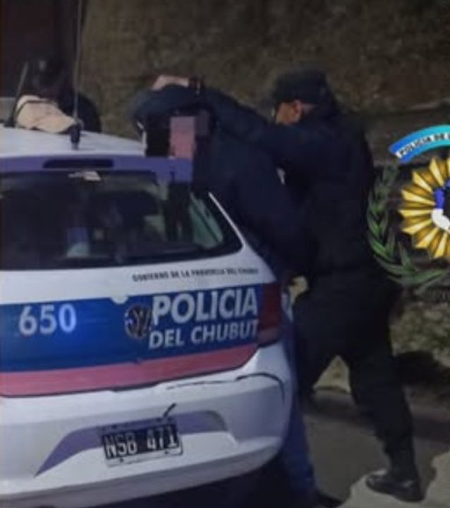 Patrullero policial en Comodoro Rivadavia durante operativo