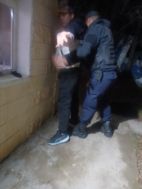 Policía en Comodoro Rivadavia durante procedimiento nocturno